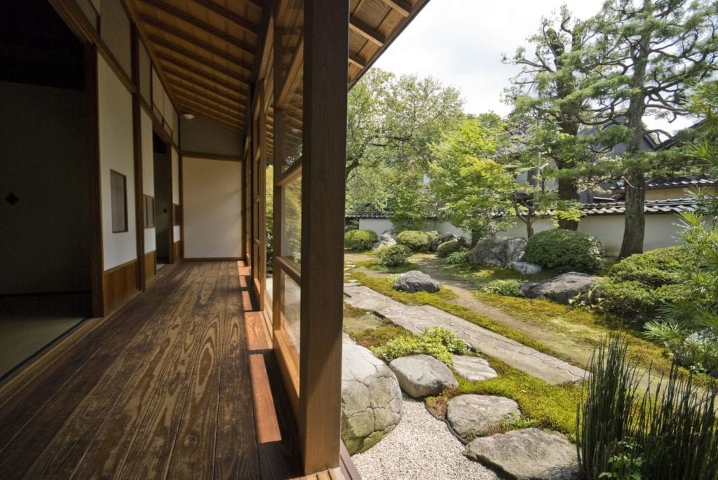 Casa japonesa tradicional con jardín
