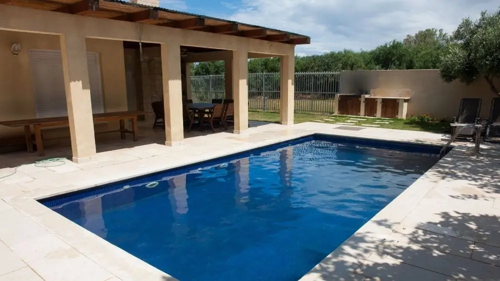 piscina patio moderno