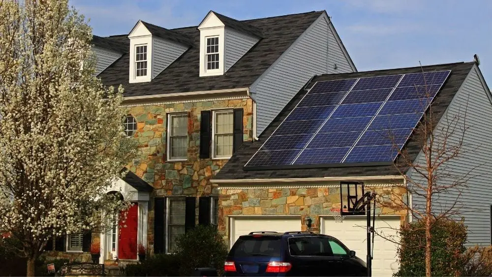 casa-con-paneles-solares