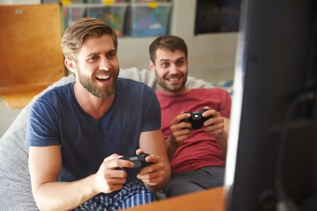 dos personas jugando videojuegos