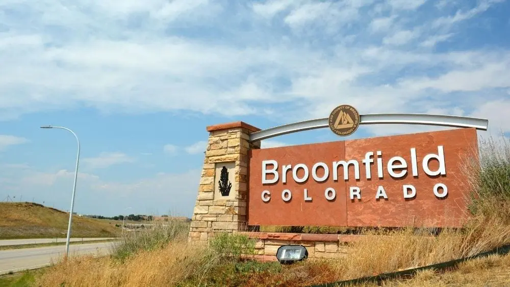 Letrero de bienvenida en Broomfield, Colorado
