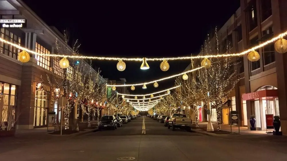 calle con luces nocturnas en Lakewood