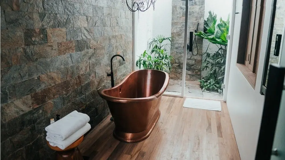 baño con tina color bronce 
