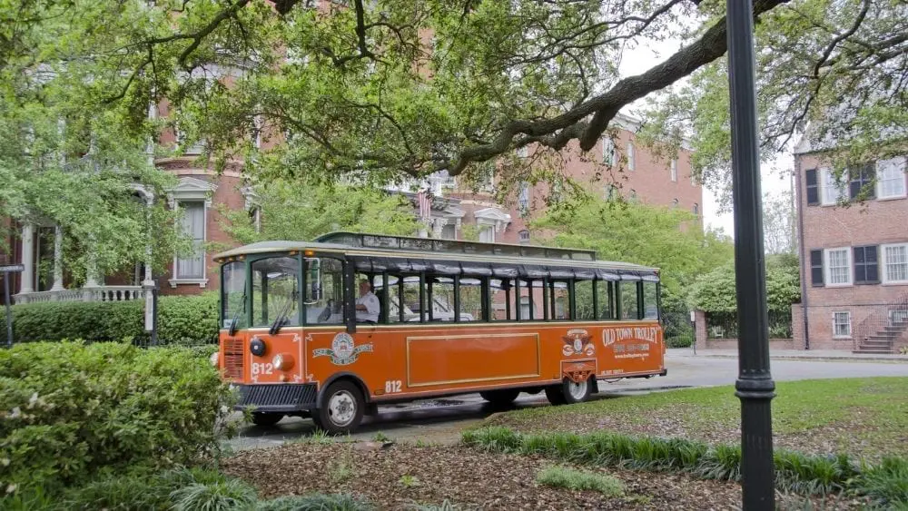 bus antiguo naranja en una parque en savannah