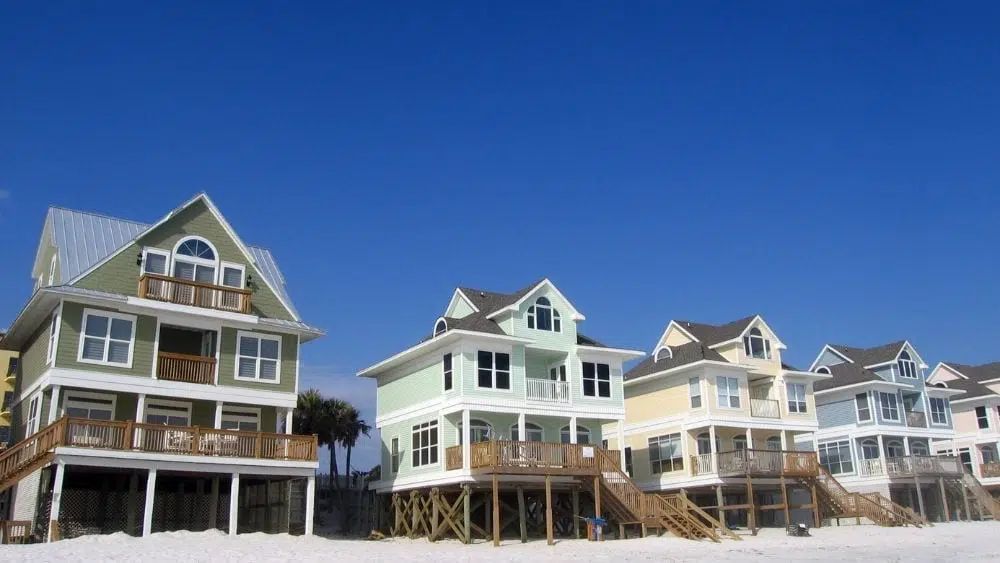 Casas de playa con cimientos de muelle