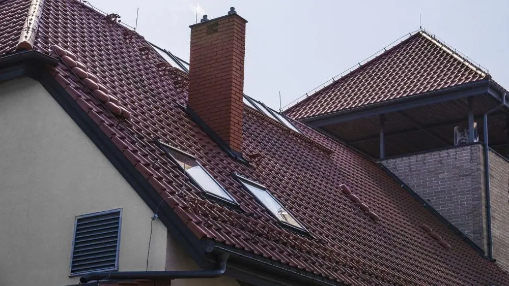 techo de cerámica con paneles solares