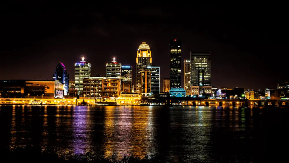 Horizonte de Louisville por la noche desde el río