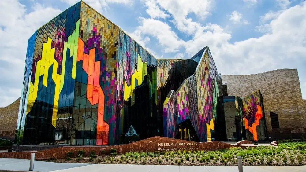 Edificio de museo moderno con paneles reflectantes y coloridos.