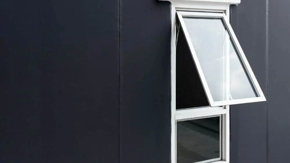Una ventana de toldo abierta en una pared negra