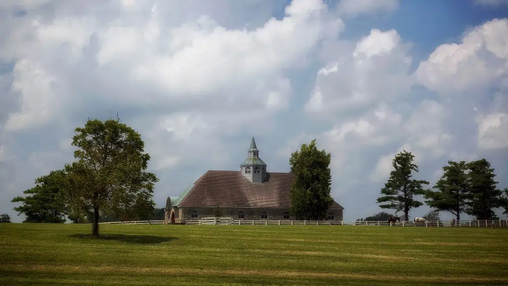 Vista de la granja de caballos de Kentucky con granero con cúpula en el centro de la foto