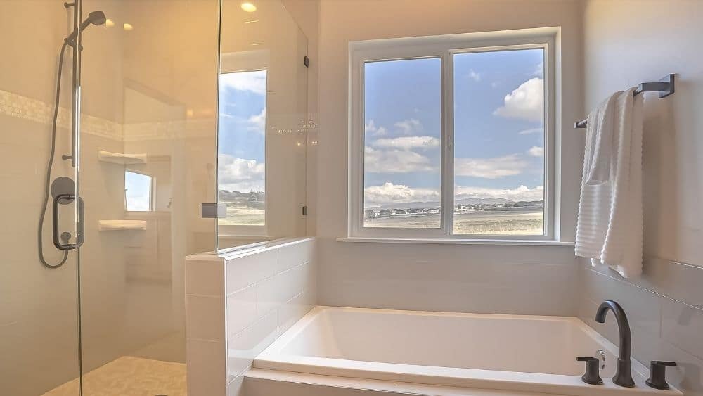 Lujoso baño con ventanas corredizas
