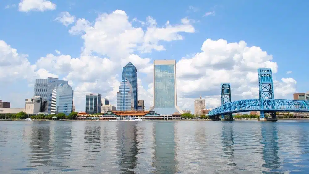Vista del horizonte de Jacksonville, Florida, desde el agua, con el puente azul a la derecha