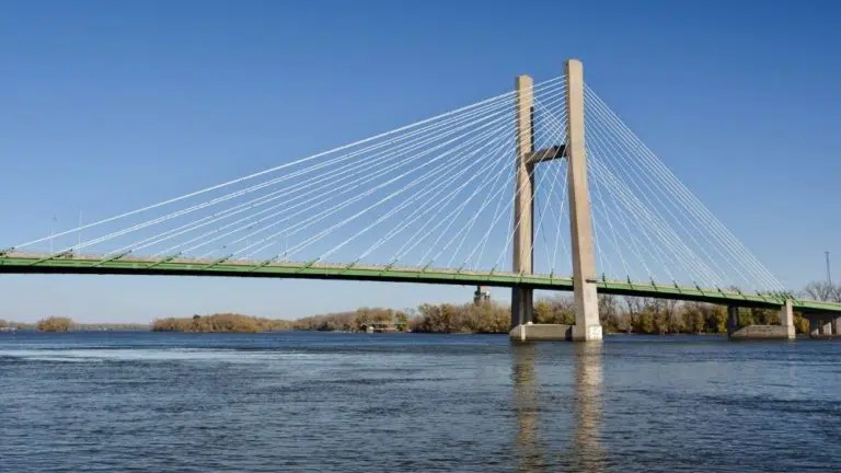 Puente sobre el Mississippi conectado a Burlington, Iowa por un lado
