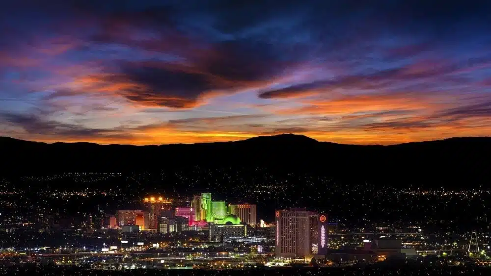 Reno, Nevada, con una espectacular puesta de sol en el fondo.