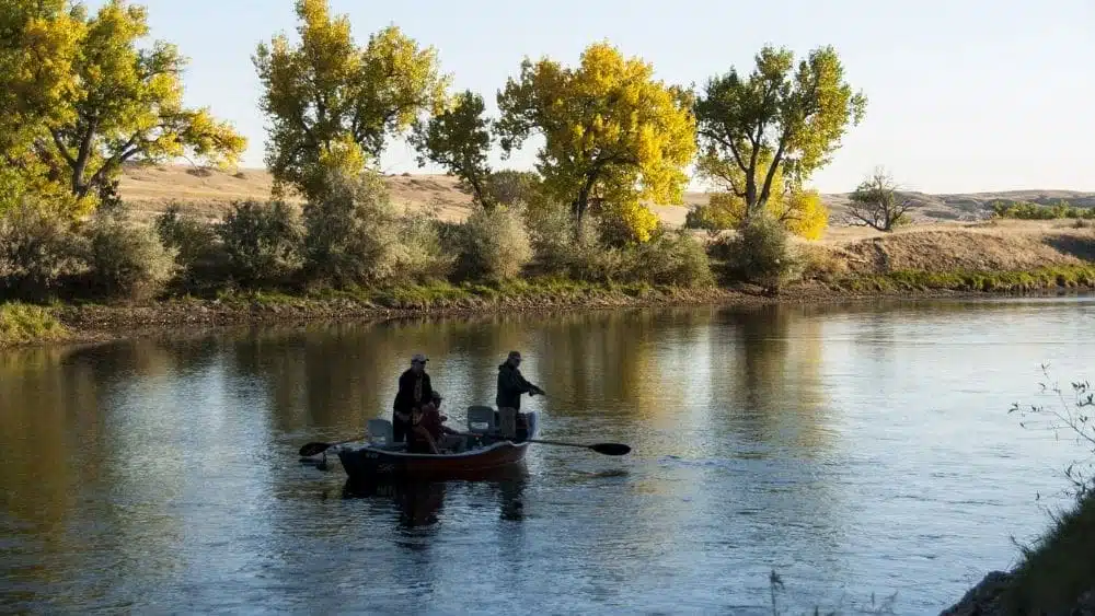 Personas en un barco de pesca cerca de Casper, Wyoming