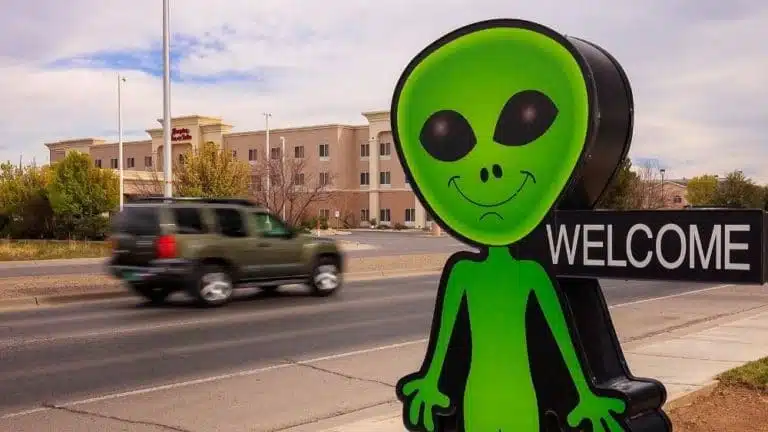 Señal de bienvenida alienígena a Roswell, Nuevo México.