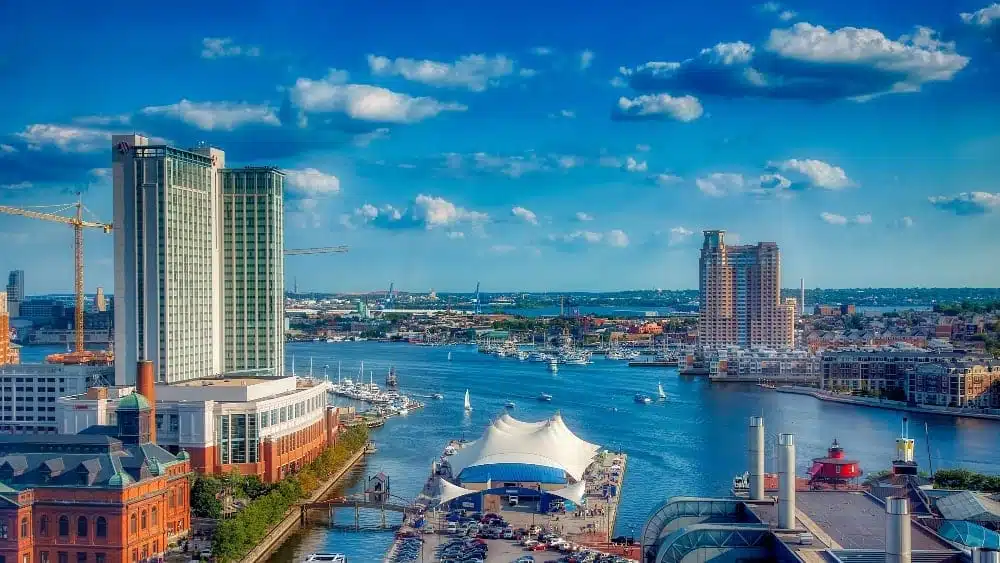 vista del puerto de Baltimore con vistas al acuario y al agua de la bahía