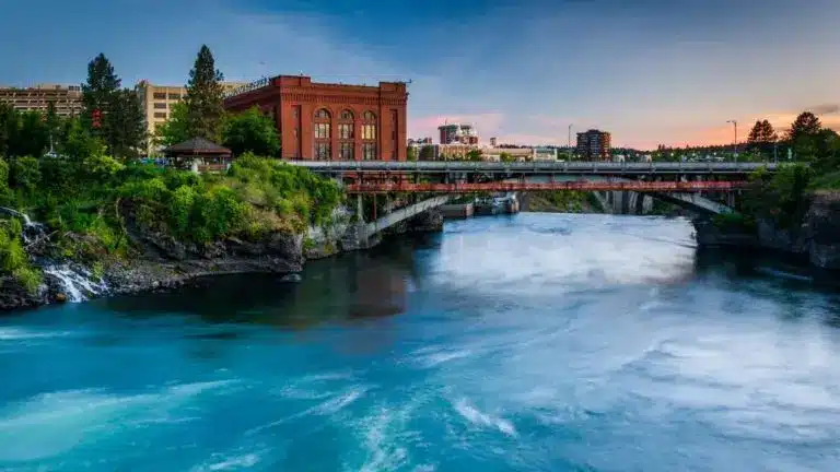 Puente sobre el río Spokane en Spokane, Washington.