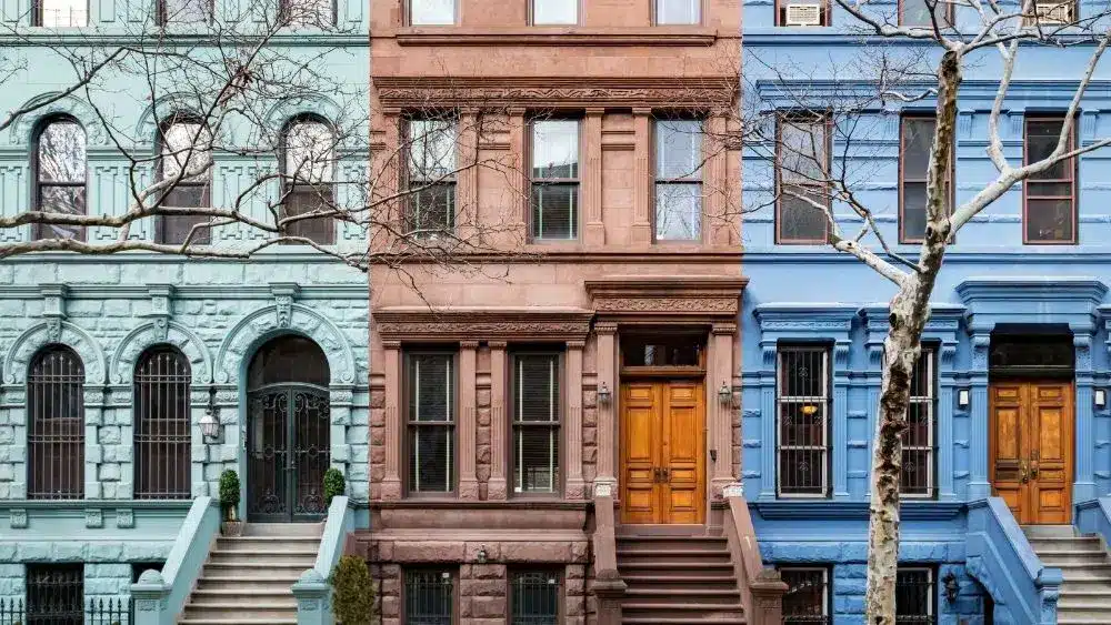 casas adosadas coloridas en la ciudad de nueva york