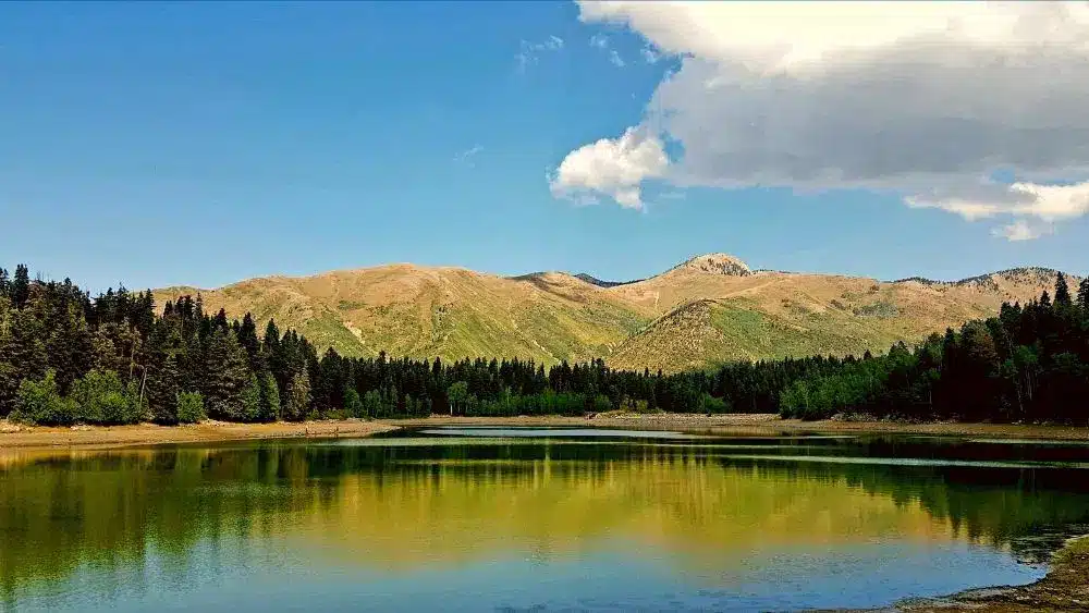 Lago y montañas cerca de Payson, Utah