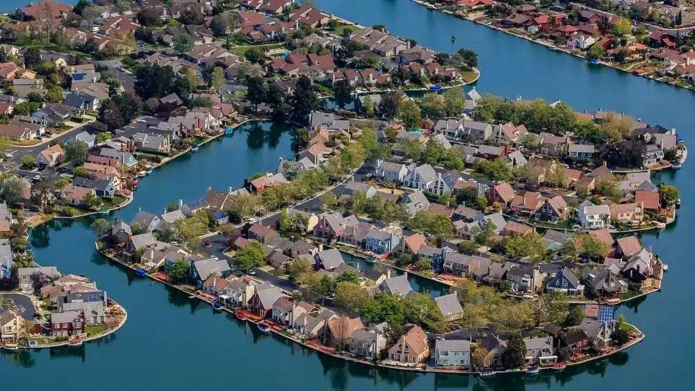 Una red de vías fluviales que envuelve islas con casas nuevas en ella