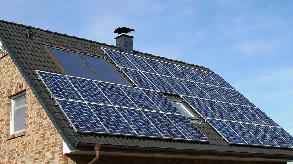 Techo de la casa cubierto de paneles solares.