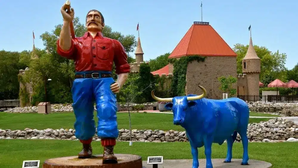 Estatuas de Paul Bunyan y Babe en Storybook Land en Aberdeen, Dakota del Sur.