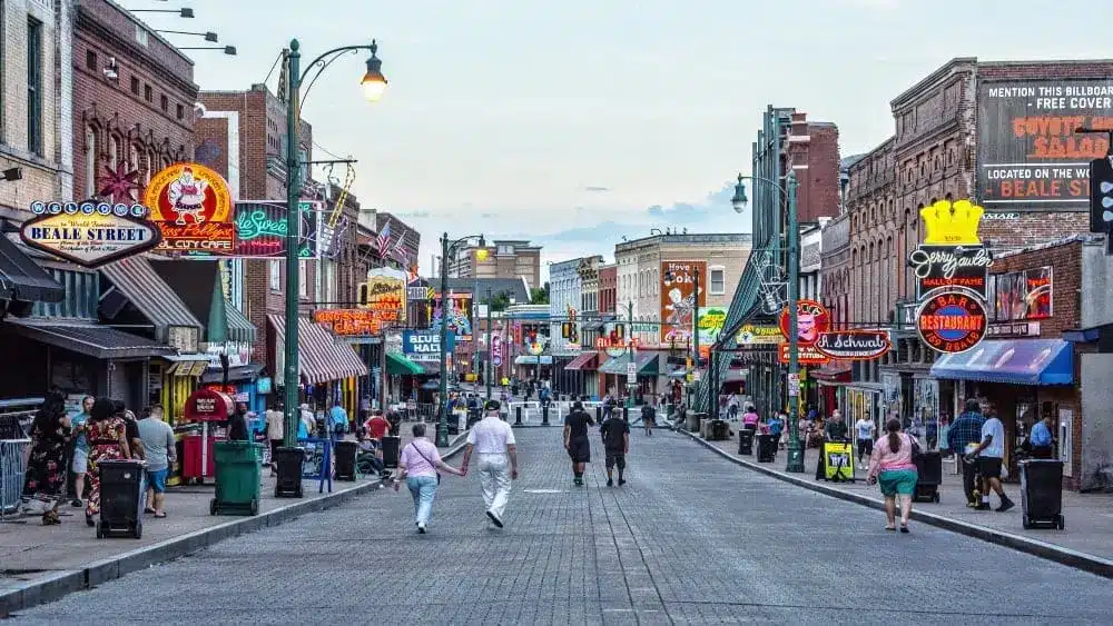 Imagen de Beale Street, Memphis, Tennessee, con gente caminando mirando los clubes de música